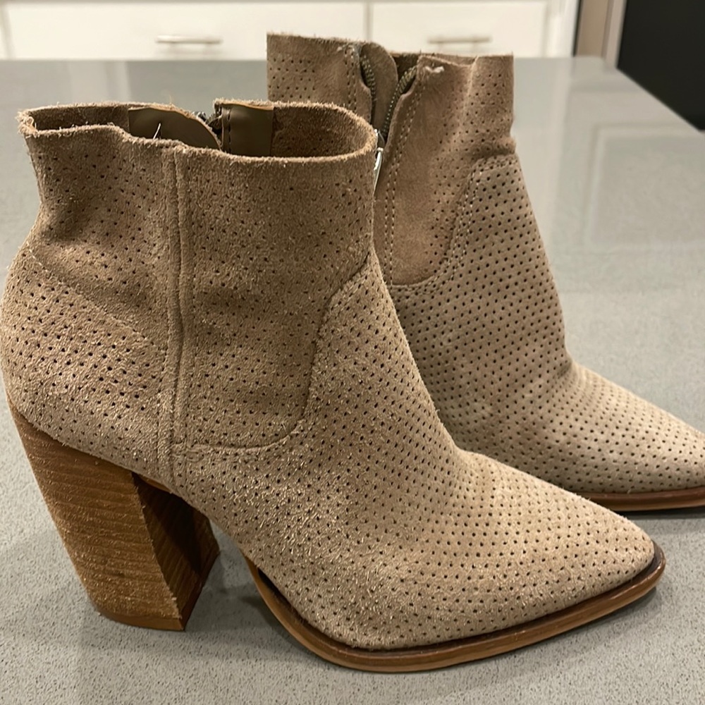 Vince Camuto Size 5.5 boots